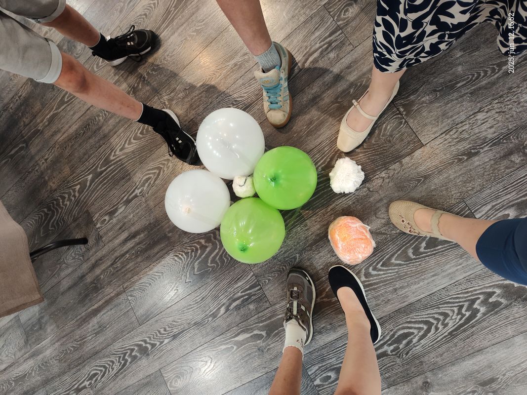 Színes gyurmás alkotás közös foglalkozáson