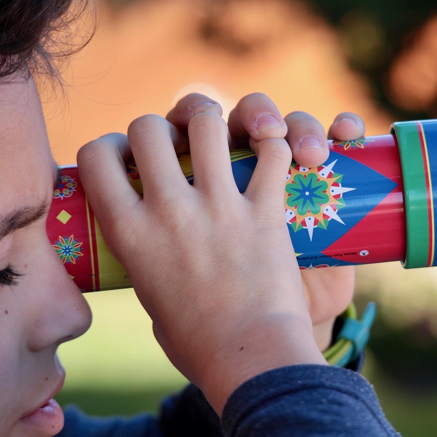 Távcsöves megfigyelés a kutató csomagban